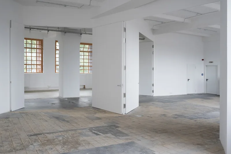 Projektraum — the 197.5 m² hall on the first floor of Flutgraben